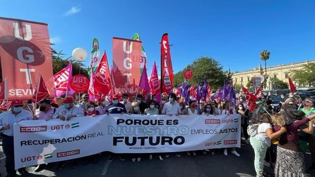 Los sindicatos UGT y CCOO cambian su estrategia y se manifiestan contra Juanma Moreno y el Gobierno andaluz