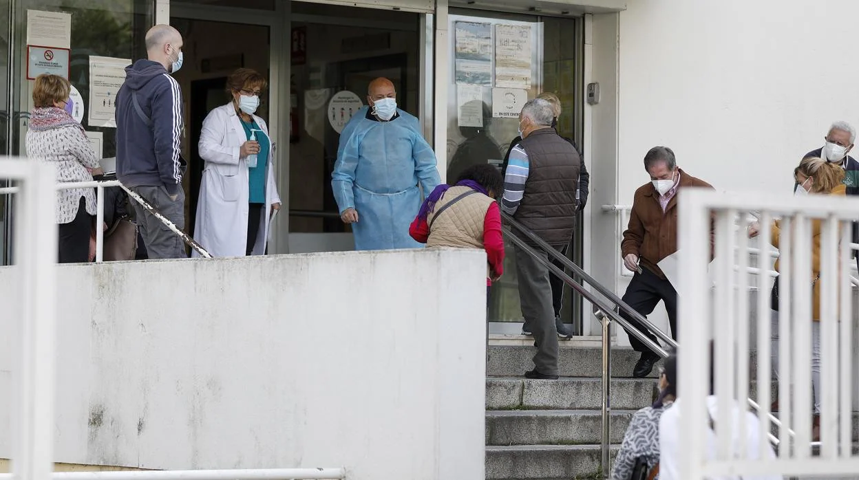 Pacientes en la puerta del centro de salud de La Fuensanta