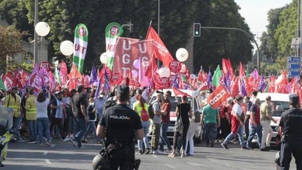 Giro en la estrategia: UGT y CCOO se lanzan a la calle contra el Gobierno de la Junta de Andalucía