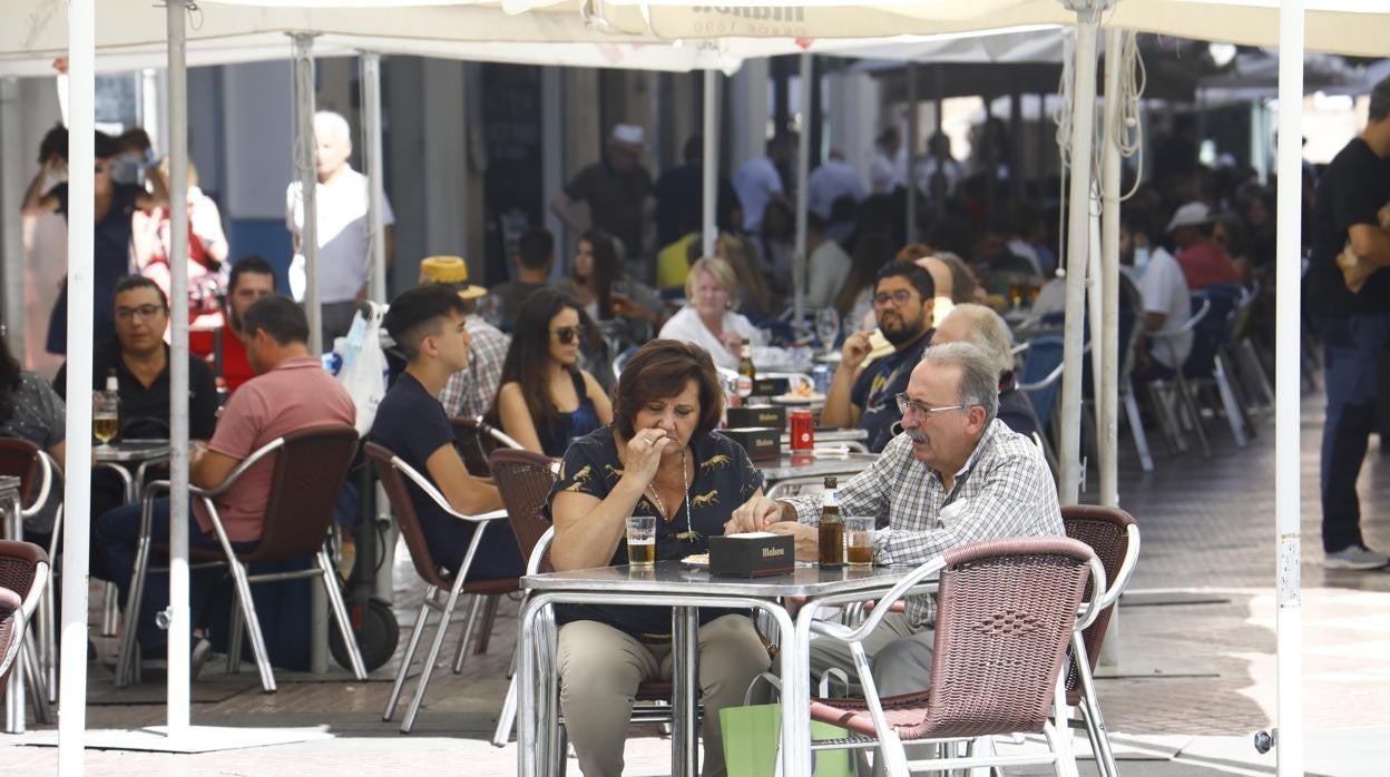 Cordobeses disfrutan de un día de octubre en las terrazas