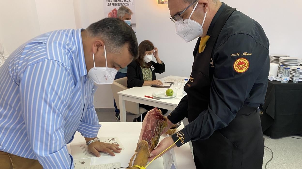 Jurado en el concurso al mejor jamón que ha abierto la cita gastronómica de Villanueva de Córdoba