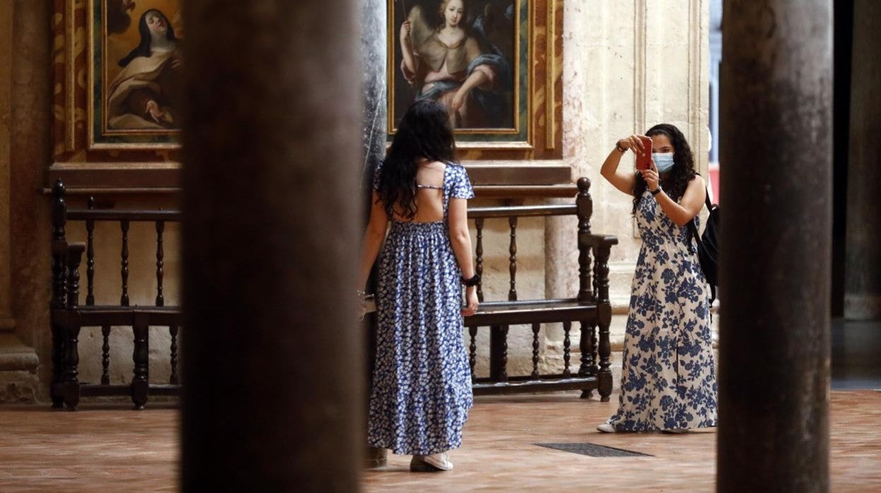 Dos jóvenes en el interior de la Mezquita-Catedral