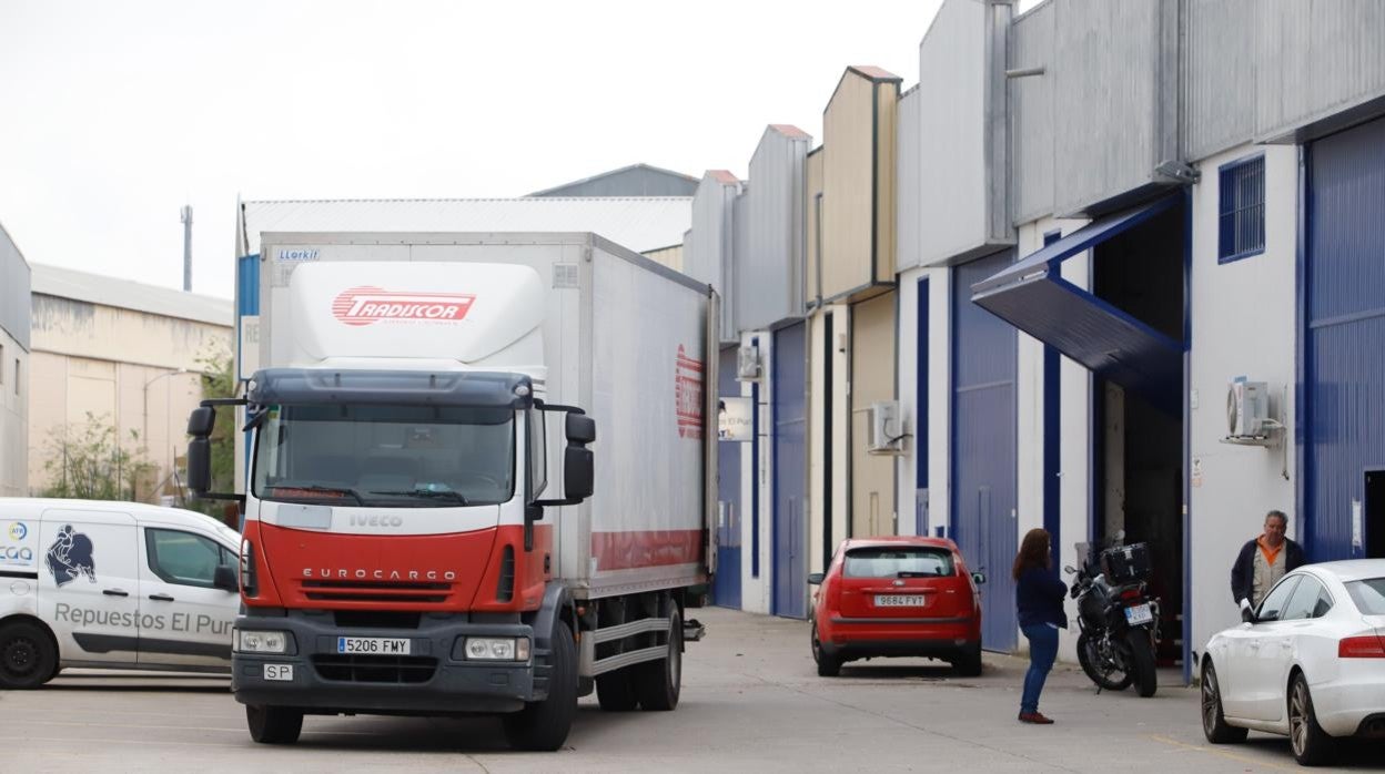 Un camión transporta mercancía en el polígono de Las Quemadas