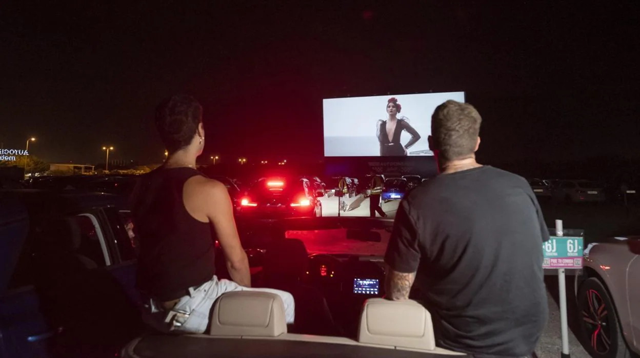 Dos chicos contemplan desde el coche la pantalla del nuevo autocine