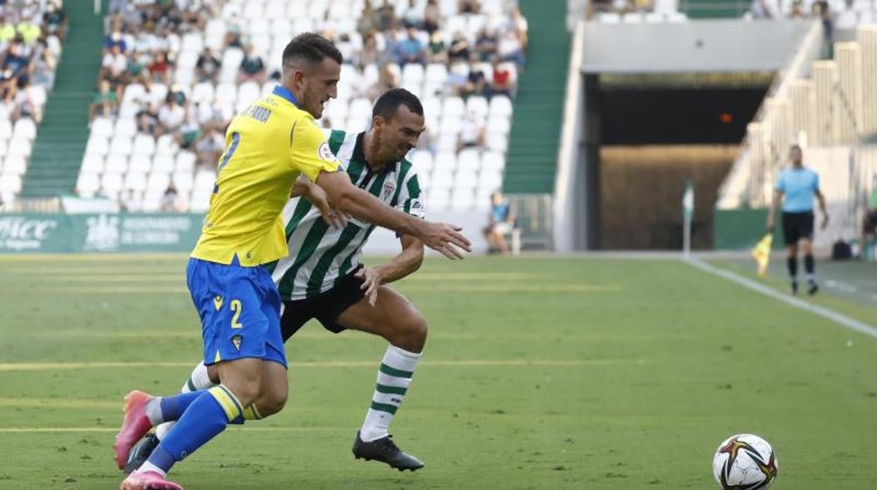 De las Cuevas pugna por un balón ante un rival del Cádiz B