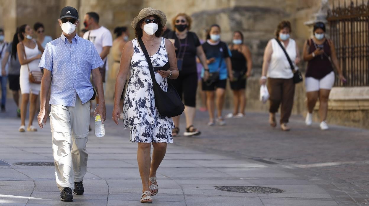 Turistas pasean por el centro de la capital cordobesa