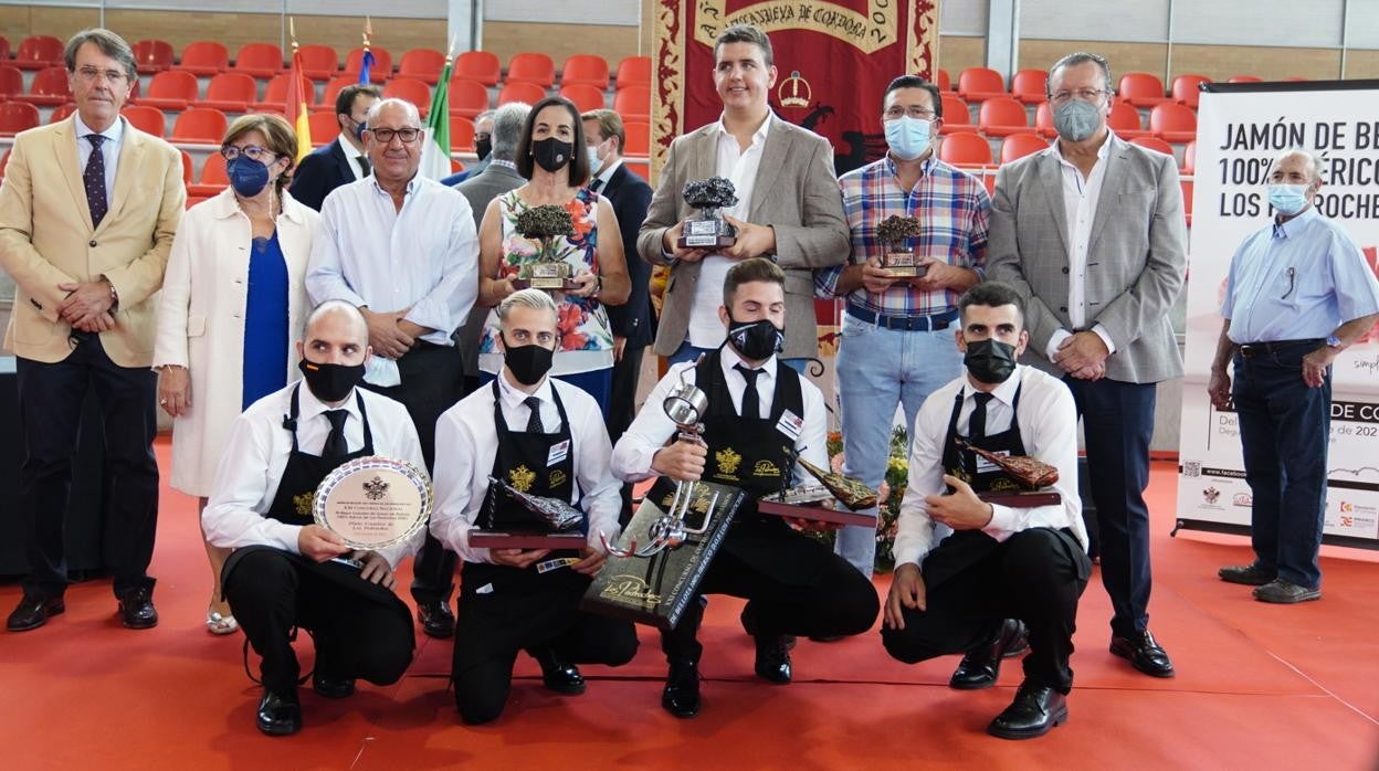 Foto de familia de los premiados durante la Feria del Jamón de Villanueva de Córdoba