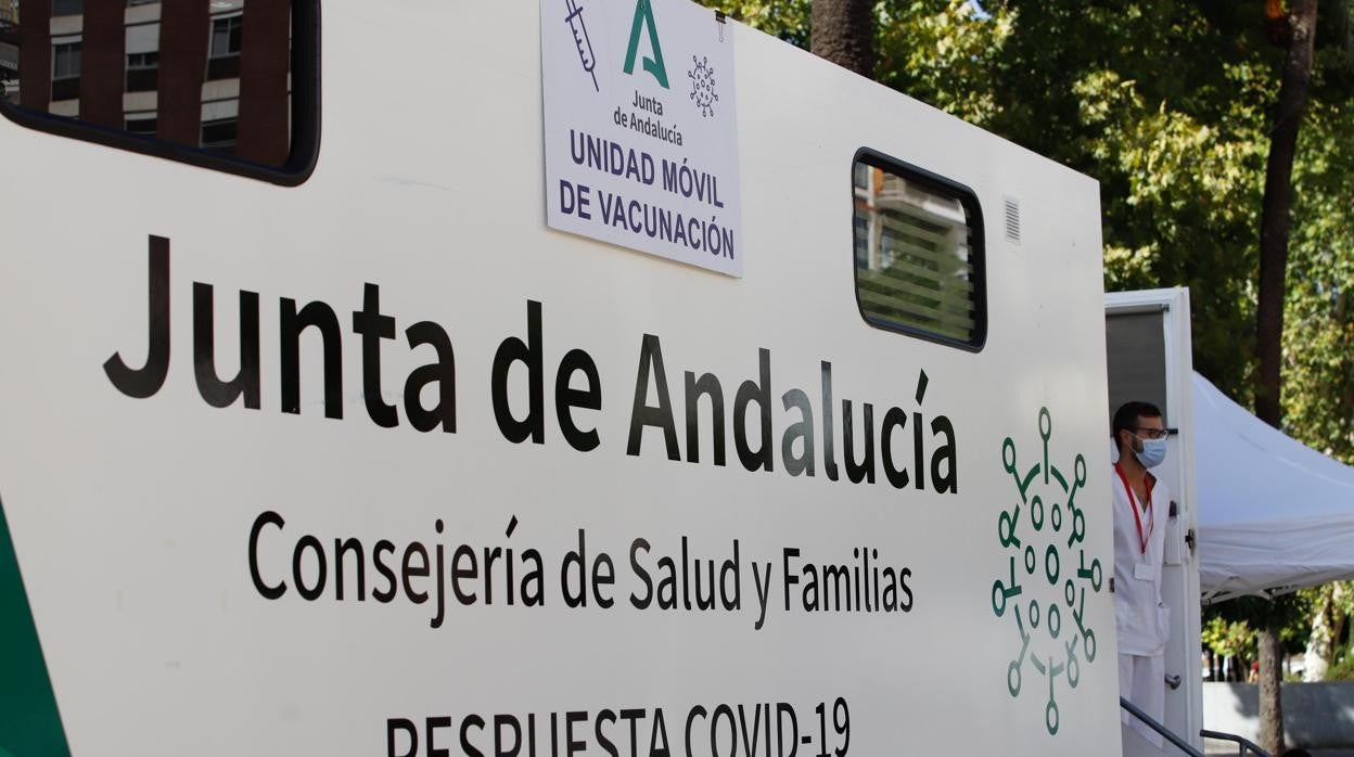 Un profesional sanitario, en la unidad móvil de vacunación instalada en el Paseo de La Victoria esta semana