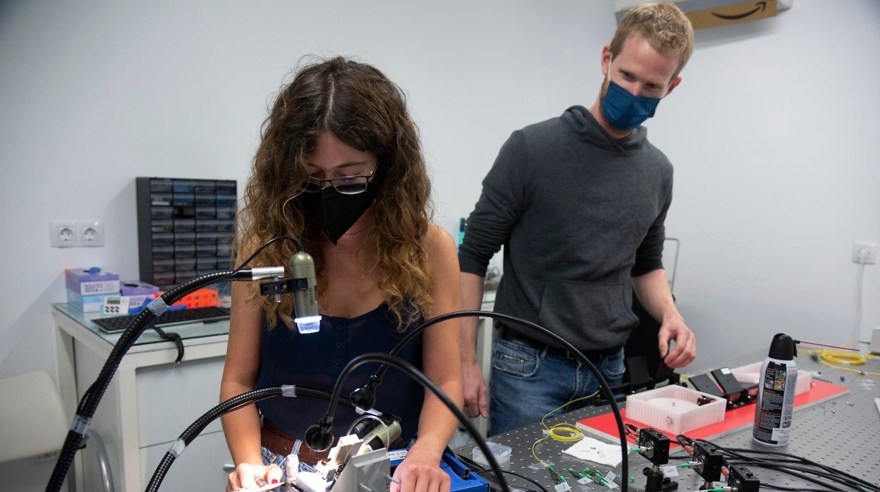 Antonia Torres y Jonas Leuermann, dos de los investigadores que participan en el proyecto