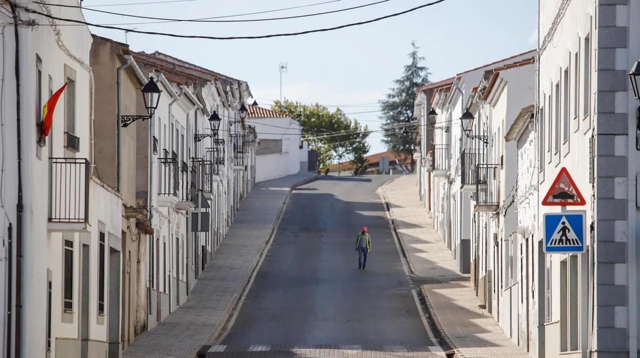 Un hombre pasea por medio de una calle en Conquista, que ha perdido un 27% de sus habitantes en dos décadas