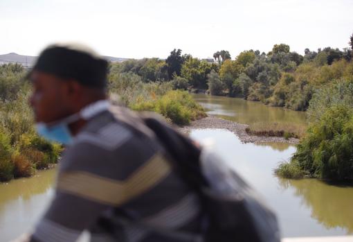 Un hombre en bicicleta por la zona del hallazgo