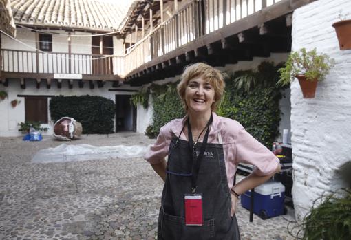 Festival Flora Córdoba | Shane Connolly, el florista de Isabel II, inicia su creación en el Patio de los Naranjos