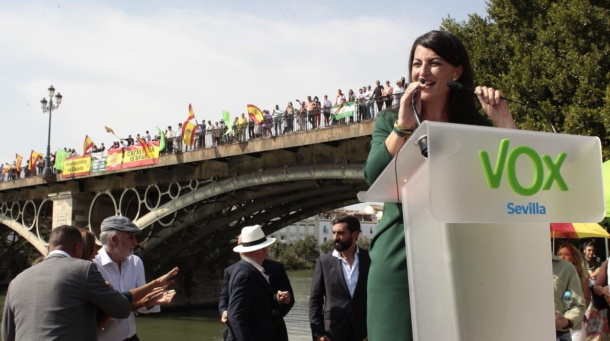 Macarena Olona, este martes en Sevilla durante el acto que ha protagonizado junto al puente de Triana