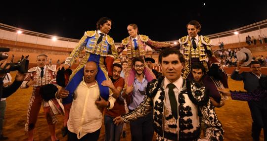 Los tres integrantes del cartel saliendo hoy a hombros de la plaza de Montoro