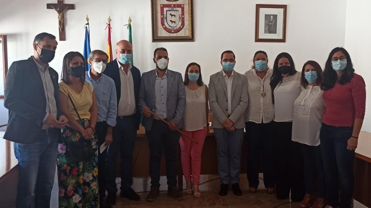 Foto del nuevo equipo de gobierno de Adamuz con dirigentes socalistas