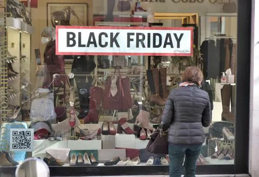 Una mujer mira los productos en oferta del Black Friday