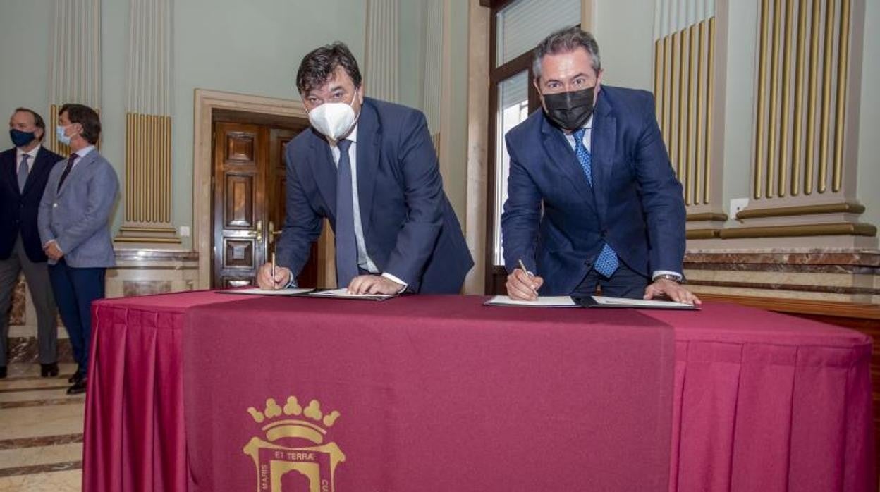 El alcalde de Huelva, Gabriel Cruz, y el alcalde de Sevilla, Juan Espadas, en la firma de un manifiesto