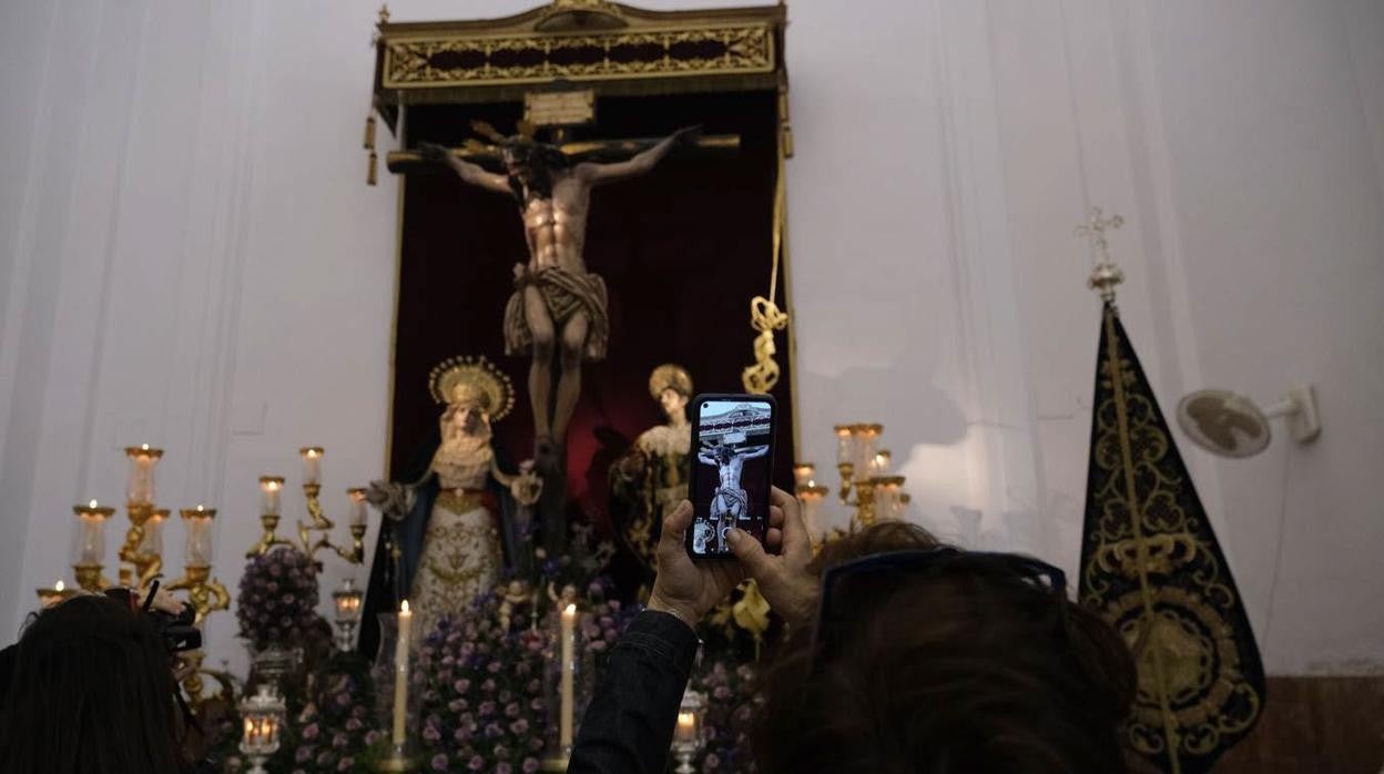 Los titulares de las Aguas el último Miércoles Santo en la iglesia del Pilar