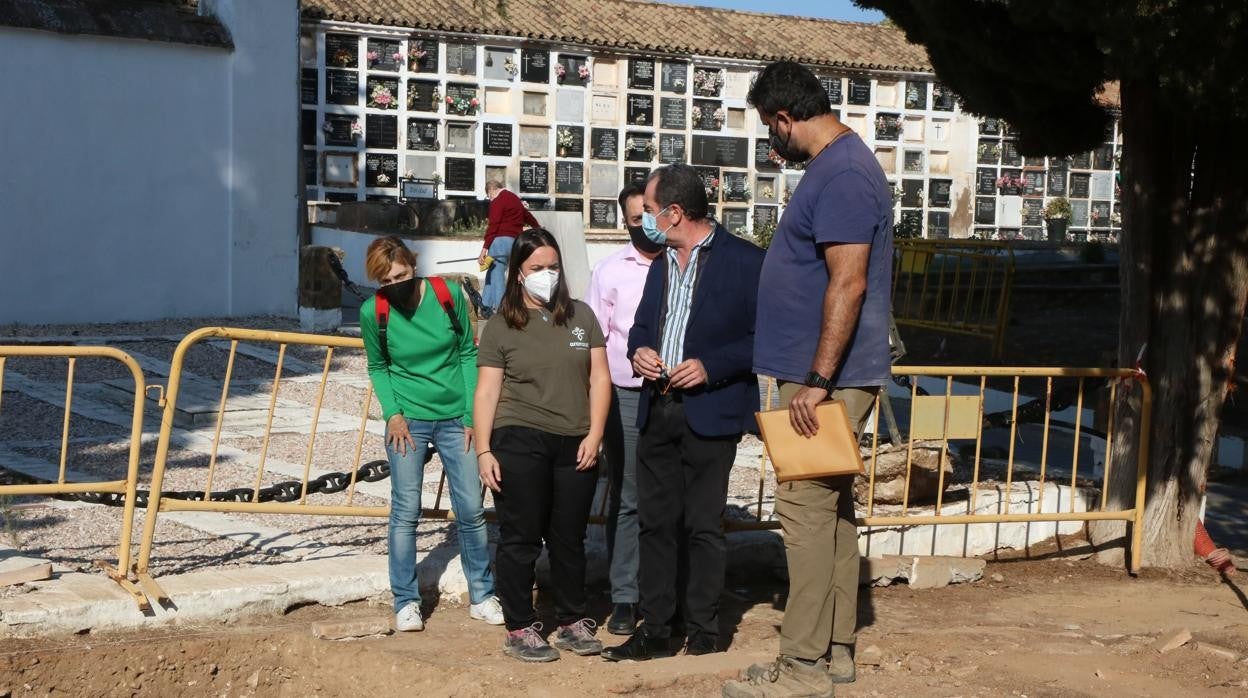 Antonio Álvarez, en el cementerio de la Salud