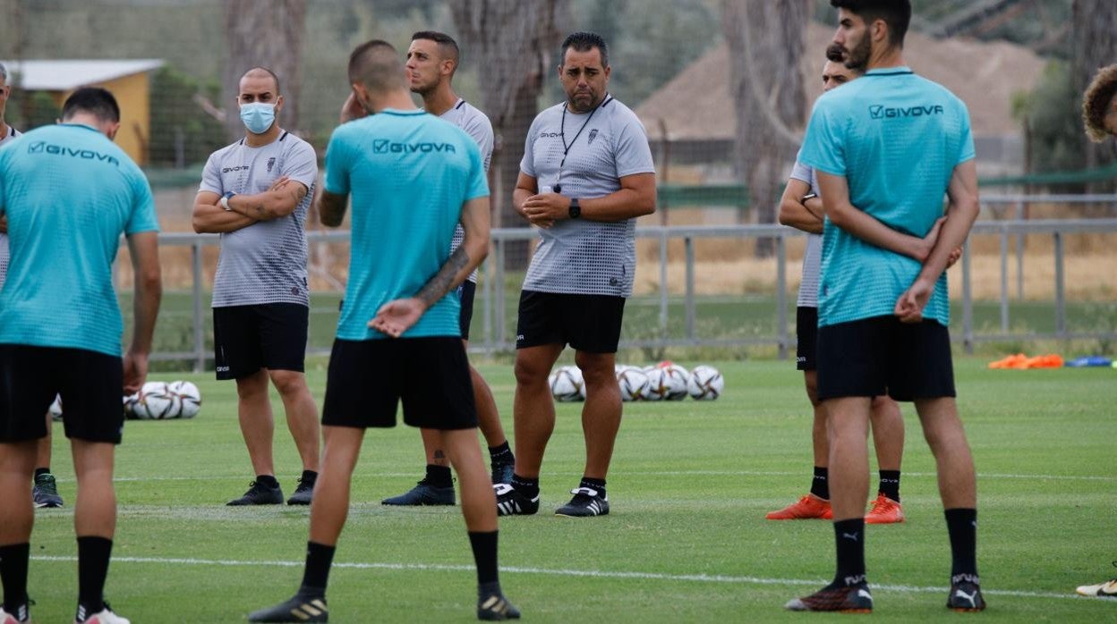 Técnicos y jugadores del Córdoba, durante el entrenamiento