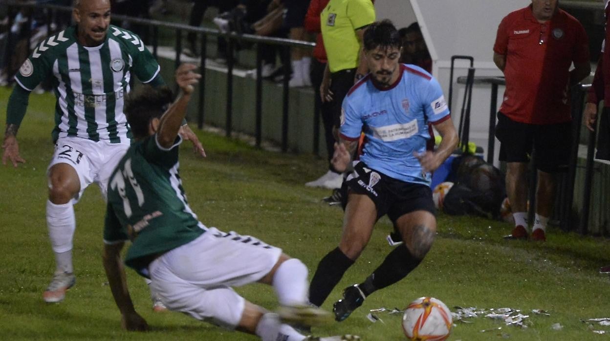 El lateral del Córdoba Álex Meléndez, ante el Juventud Torremolinos en la Copa RFEF