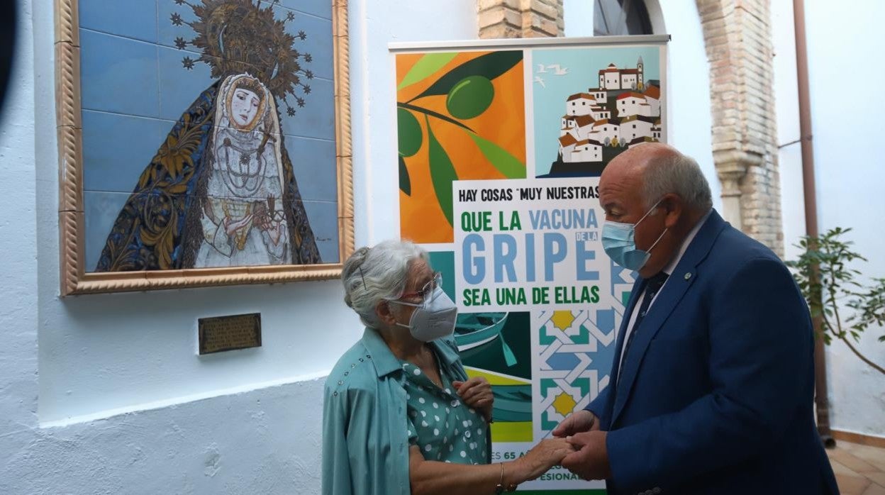 El consejero de Salud felicita a una de las primeras ancianas vacunadas hoy contra la gripe en la residencia de los Dolores de Córdoba