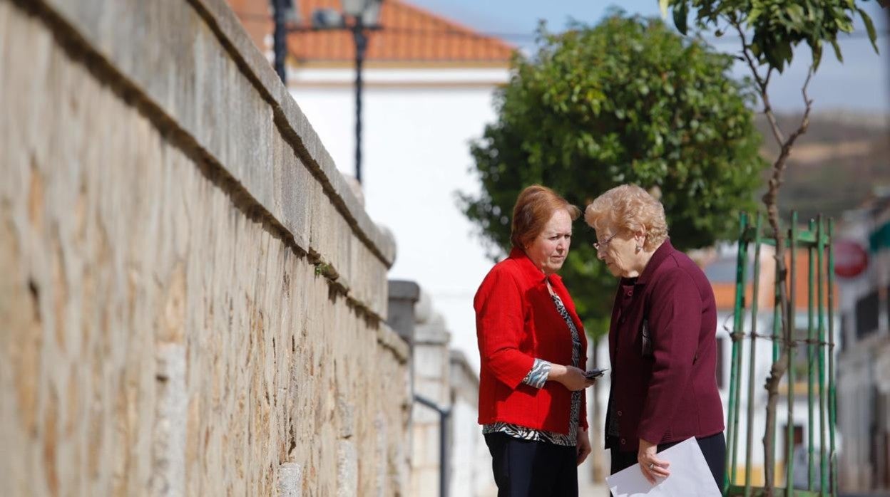 Dos mujeres charla en una calle de Los Blázquez