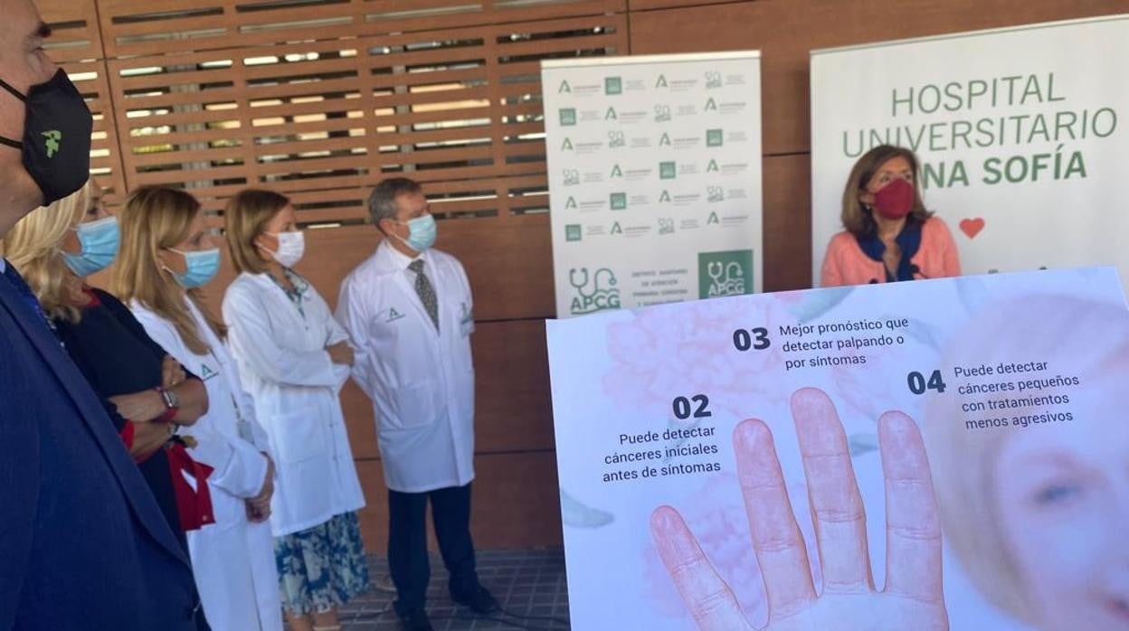 La delegada de Salud María Jesús Botella durante la presentación del nuevo sistema de comunicación del Reina Sofía