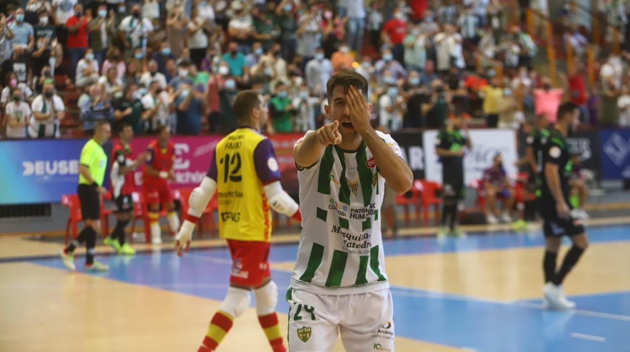 Ismael López celebra el primer gol ante la cámara de ABC