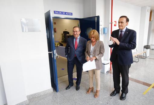 Federico Durán, junto a la decena de Ciencias del Trabajo y al rector de la UCO, en la inauguración del salón de actos con su nombre