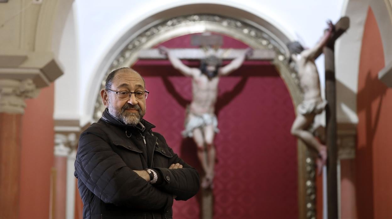 Rafael Dorado, ante el Cristo de la Oración y Caridad