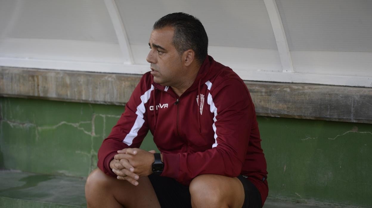 El entrenador del Córdoba CF, Germán Crespo, en el banquillo del Torremolinos