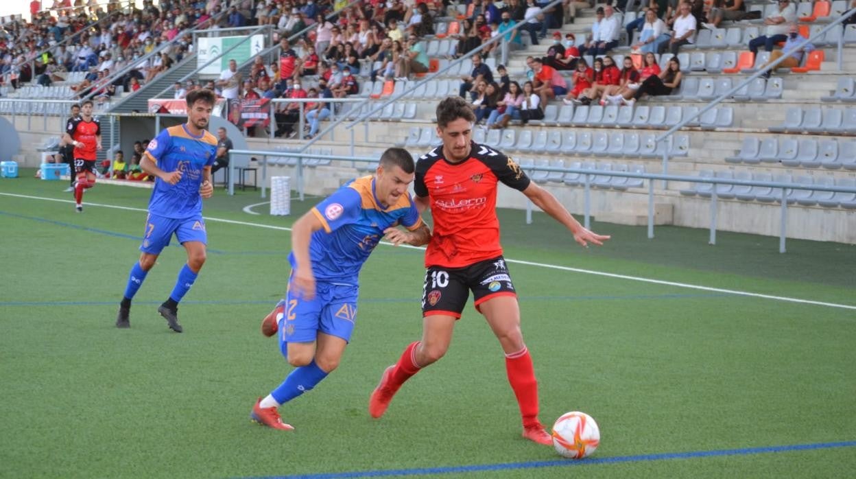 Salva Vegas, del Salerm Puente Genil, conduce el balón en el partido ante el Cartaya