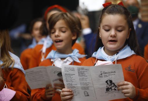 Alumnas del colegio Divina Pastora cantan a la Virgen