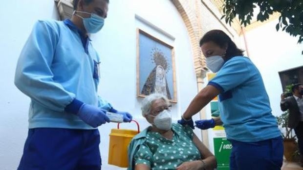 Vacunación Covid Córdoba | Salud empieza este lunes a poner la tercera dosis a los mayores de 70 años