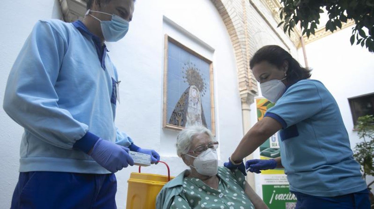 Hoy lunes ha comenzado la vacunación doble de gripe y recuerdo Covid a mayores de 70 años