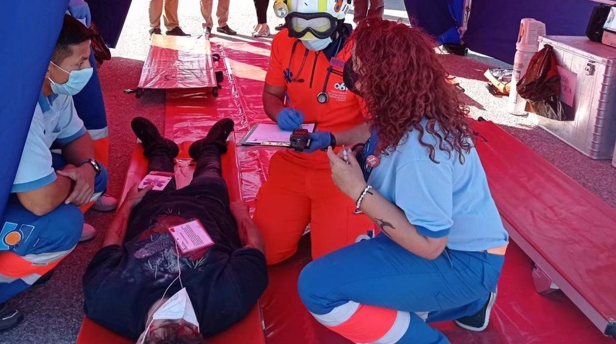 Atención a uno de los heridos en el simulacro de emergencias en Málaga.