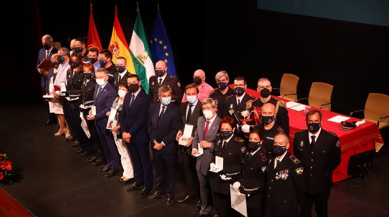 Foto de familia de los premiados y distinguidos en el acto de la Policía Local de Córdoba