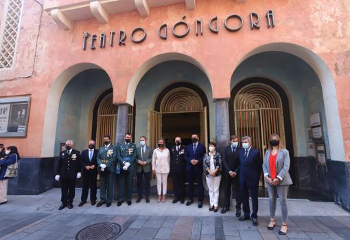 Autoridades en la puerta del Teatro Góngora