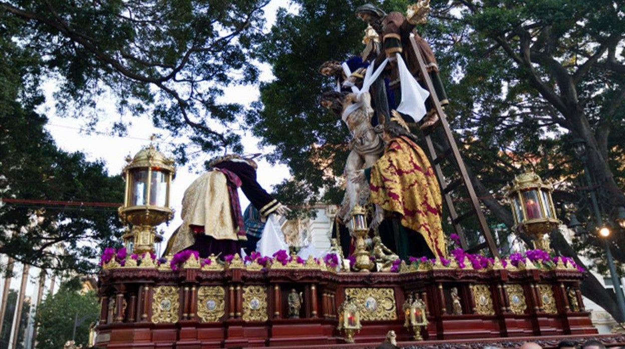 Imagen del Sagrado Descendimiento sobre su trono procesional