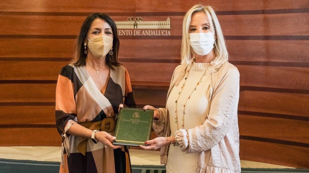 La fiscal de Andalucía, Ana Tárrago (derecha), junto a la presidenta del Parlamento, Marta Bosquet