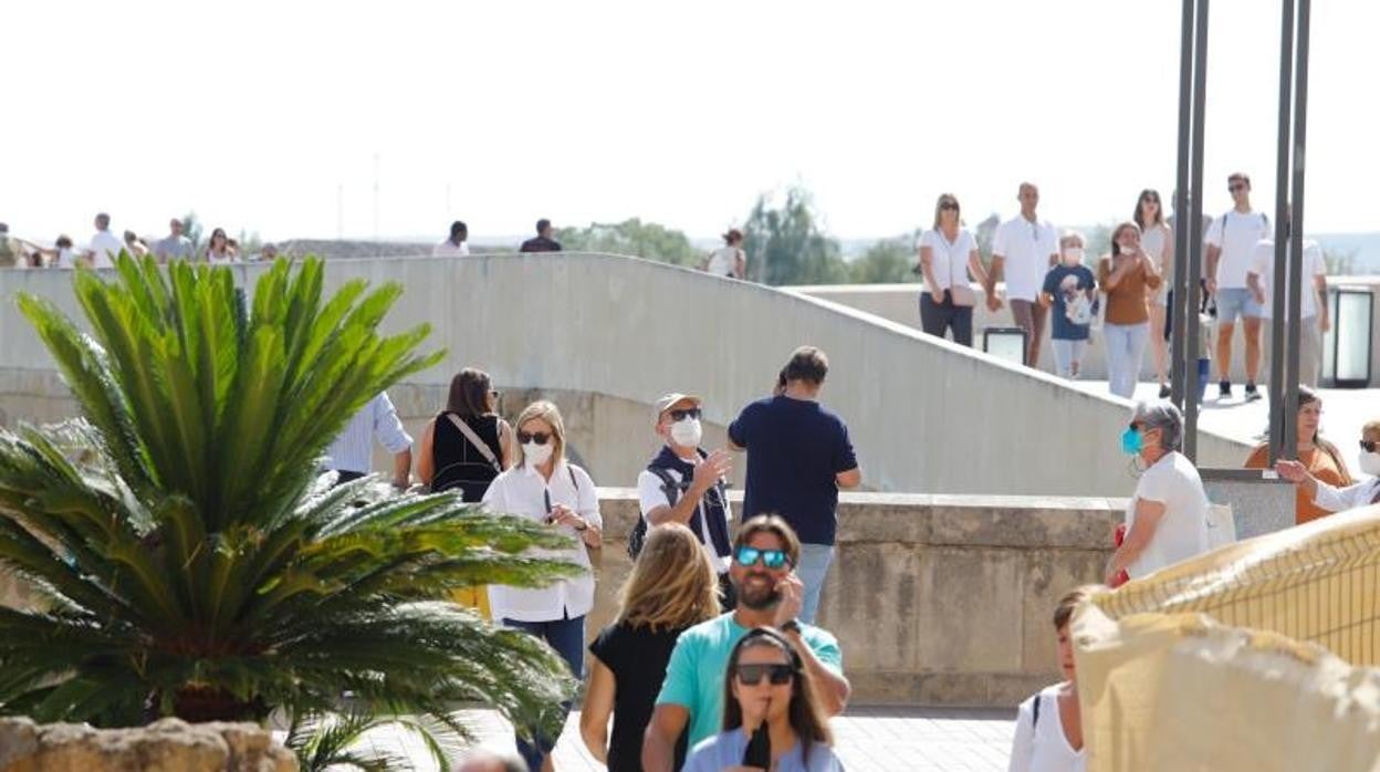 Turistas en Córdoba durante el pasado puente del Pilar