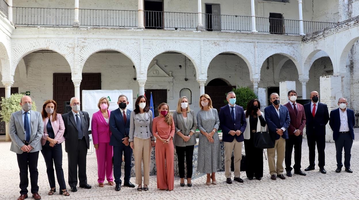 La consejera Marifrán Carazo posa con los profesionales de la Arquitectura