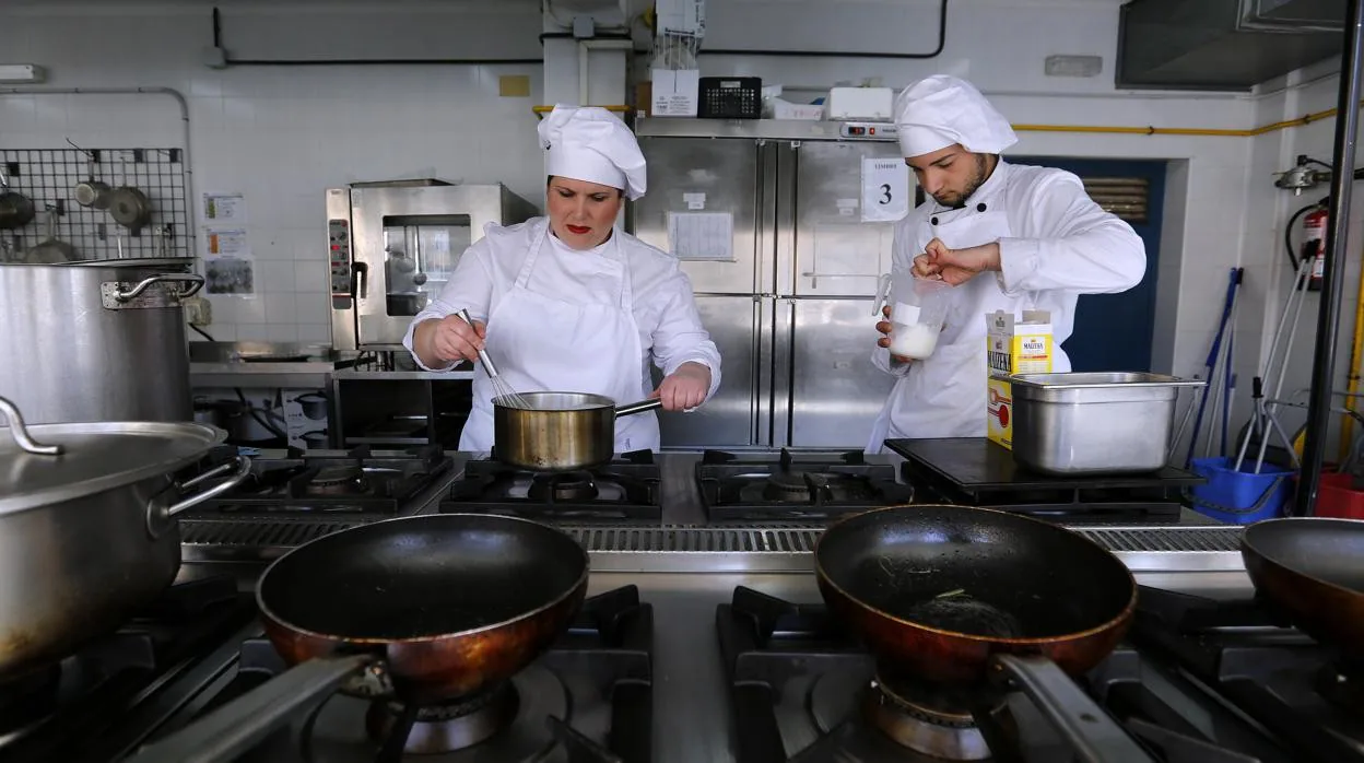 Dos alumnos del IES Gran Capitán, el único centro que ahora mismo forma cocineros en Córdoba
