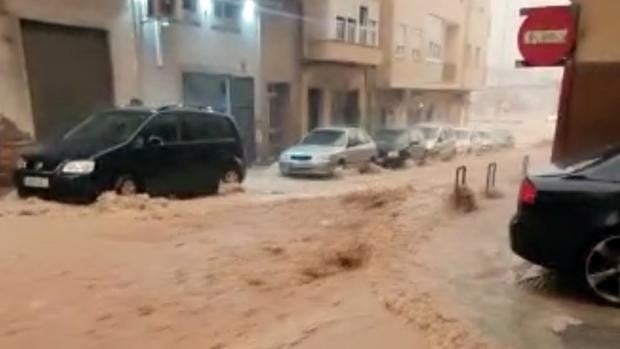 Una tromba de agua colapsa Almería con calles, comercios y bajos inundados