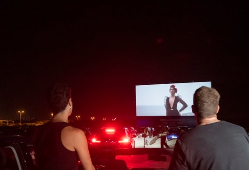 Jóvenes en el autocine de Málaga