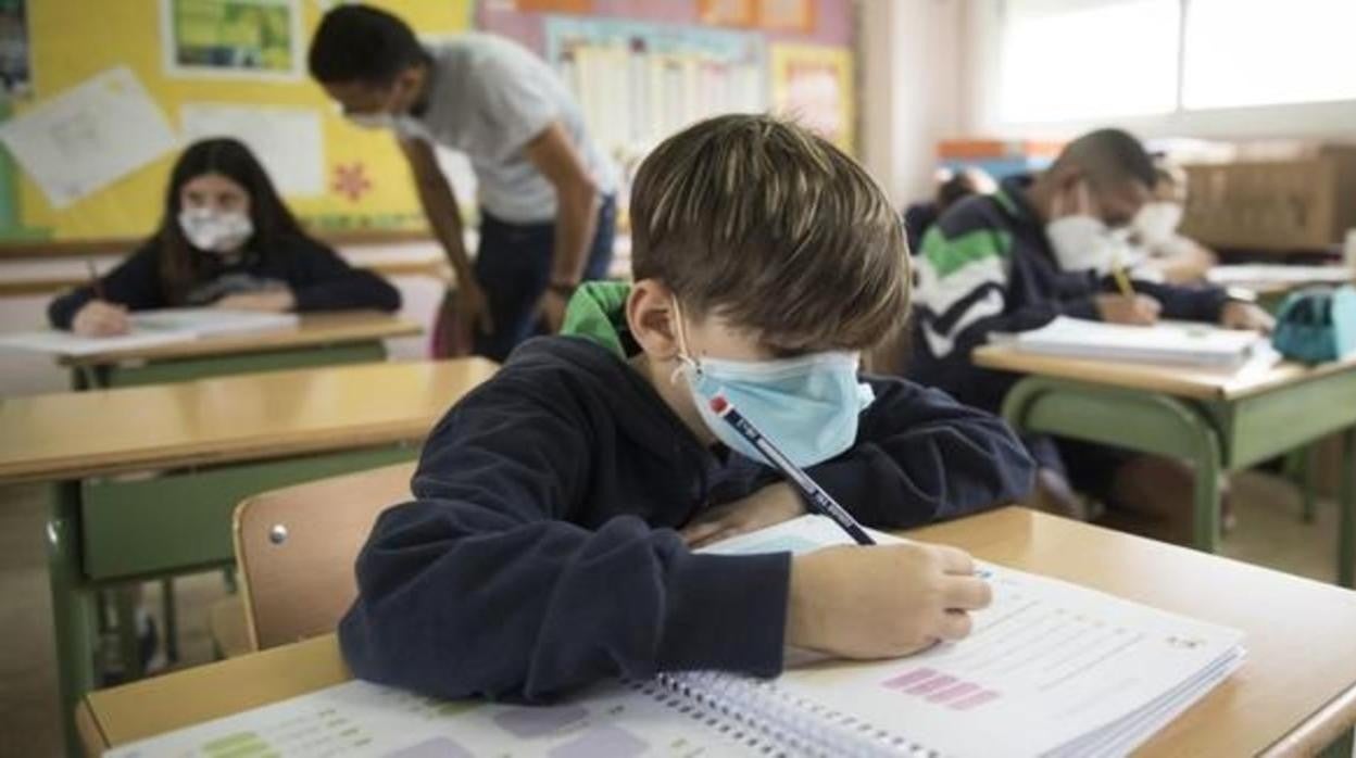 Alumnos con mascarilla en clase