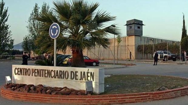 Un preso agrede a una maestra y un funcionario en la cárcel de Jaén