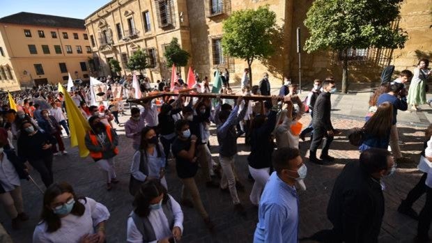 Con alegría, cantos y aplausos: así recibe Córdoba la Cruz de los Jóvenes de San Juan Pablo II