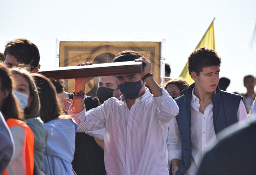 Jóvenes llevando la cruz por el Puente Romano